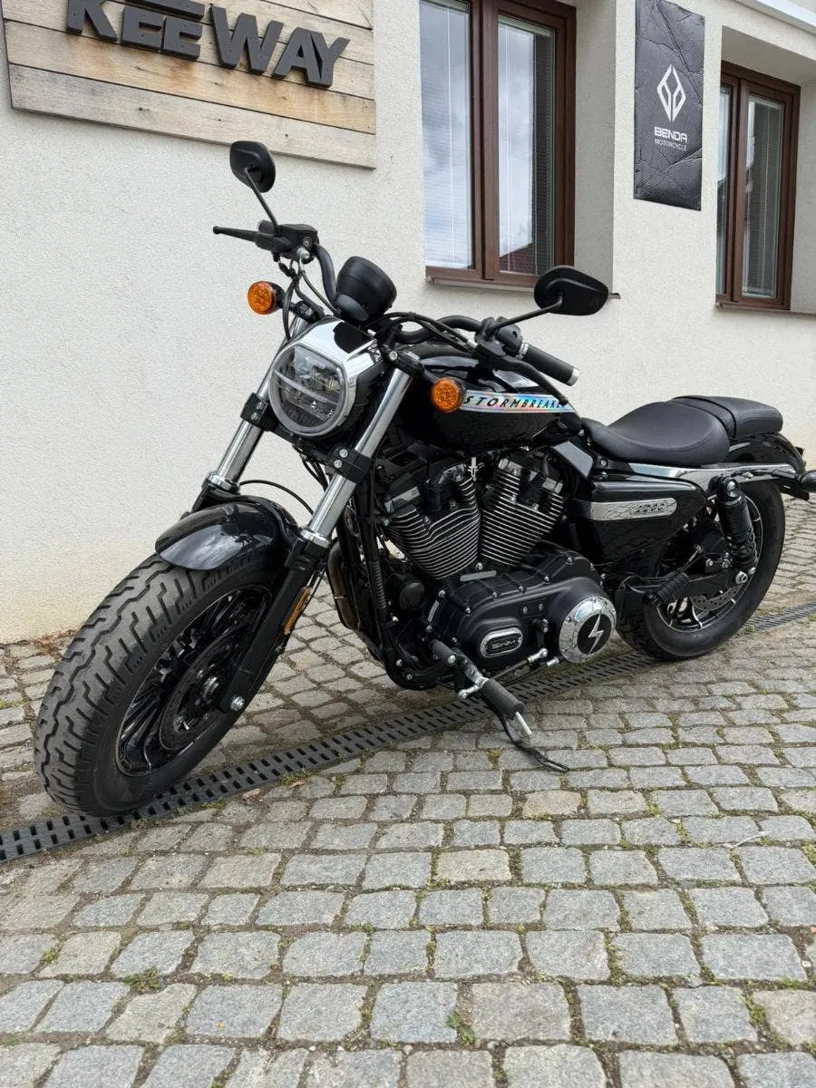 SWM CUSTOM V1200 STORMBREAKER ČERNÁ