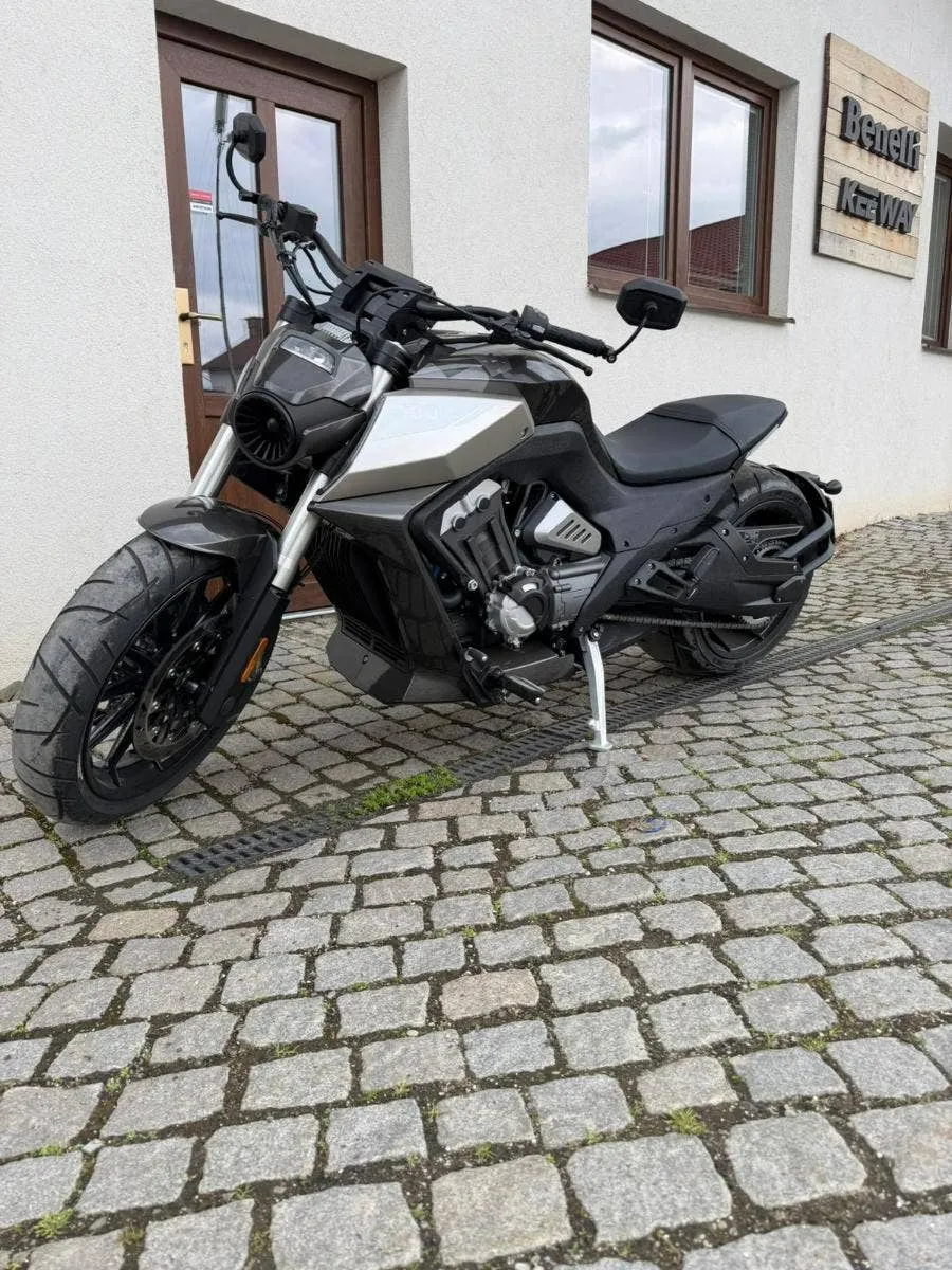 Benda LFC 700 ŠEDÁ - PŘEDVÁDĚCÍ MOTOCYKL