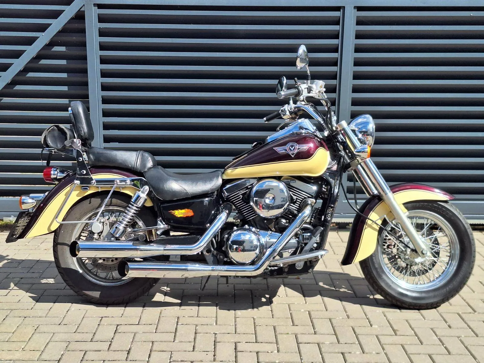 Kawasaki VN 1500 Classic -žluto-fialová